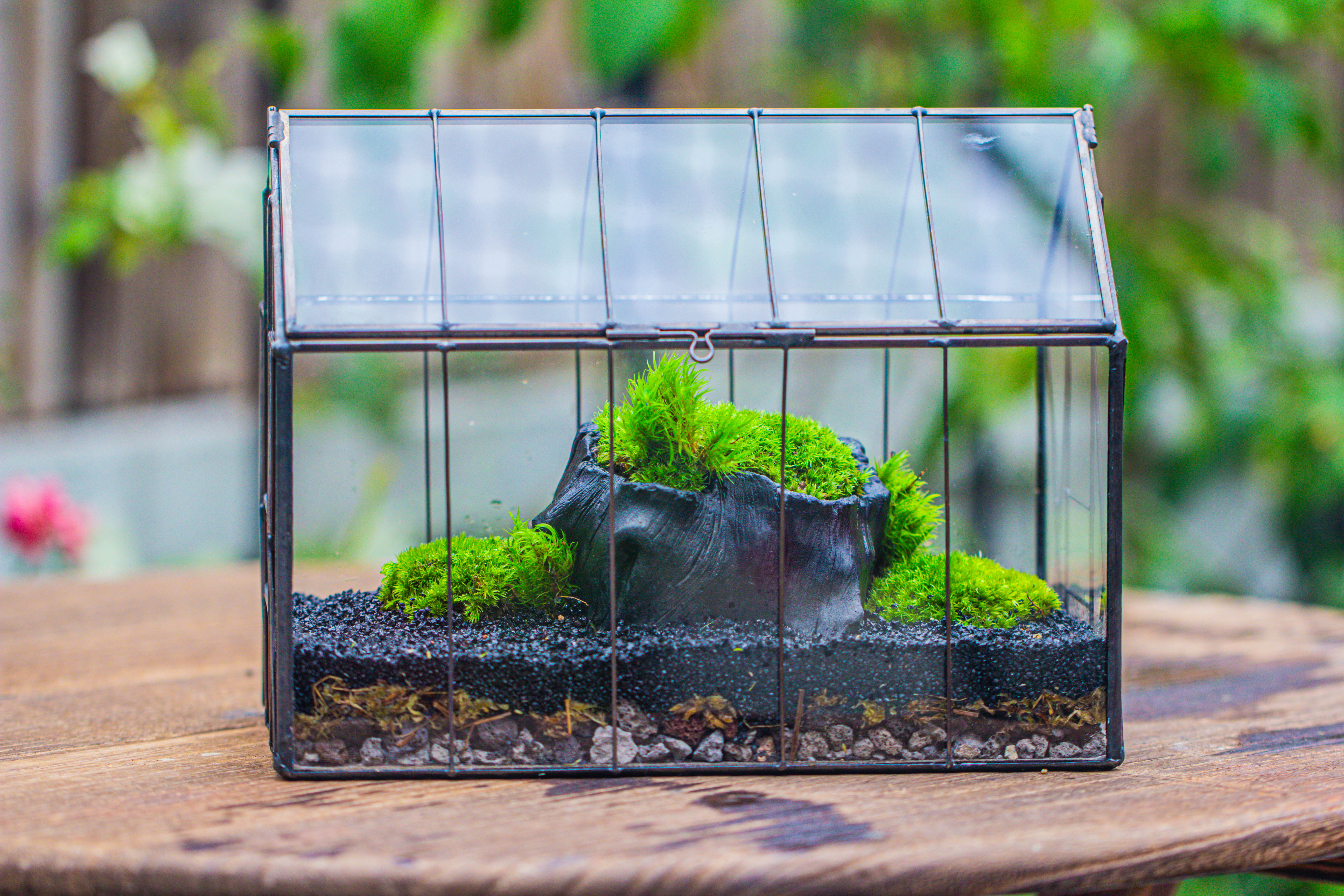 房子上开门 谷仓 黑树桩 - NCYPgarden